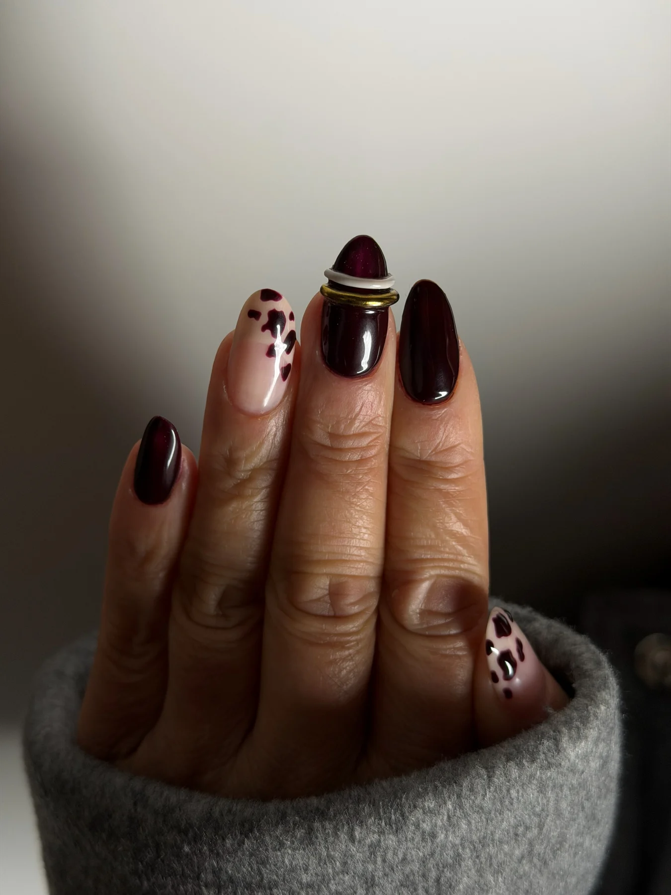 Manucure bordeaux et nail art léopard